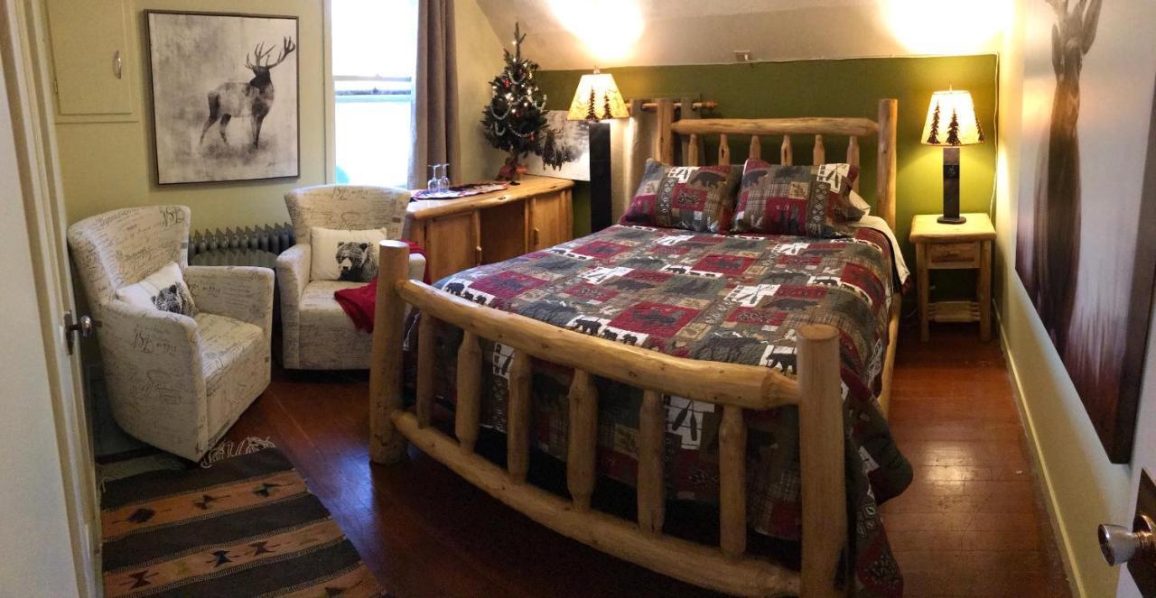 Holiday Lodge Bed And Breakfast Банфф Екстер'єр фото