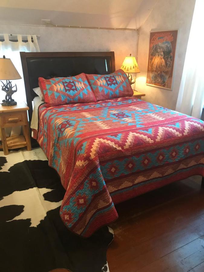 Holiday Lodge Bed And Breakfast Банфф Екстер'єр фото